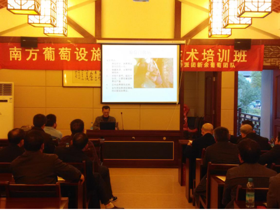 bwin必赢电子唯一官网理学院涂海华副教授在为学员们授课 bwin必赢电子唯一官网理学院涂海华副教授在为学员们授课